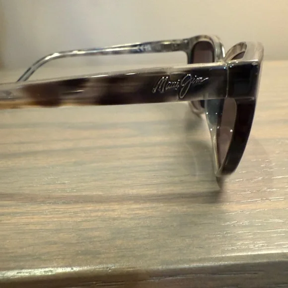 Maui Jim Honi Grey Tortoise Stripe Polarized Sunglasses - Picture 8 of 9